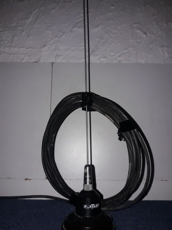 Antena mobil de VHF marca Hustler