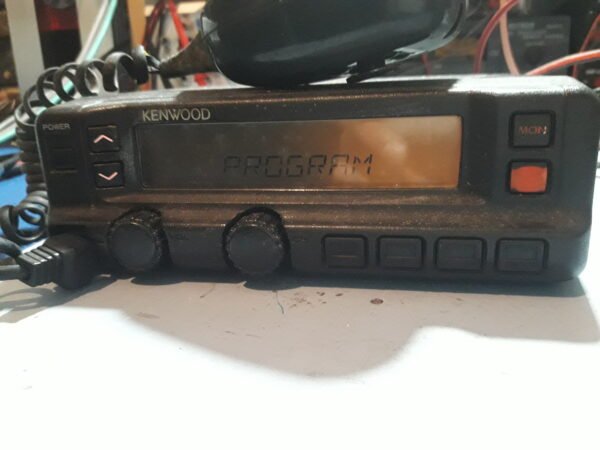 Equipo Kenwood TK-830 de UHF programable de 420 a 450 MHz