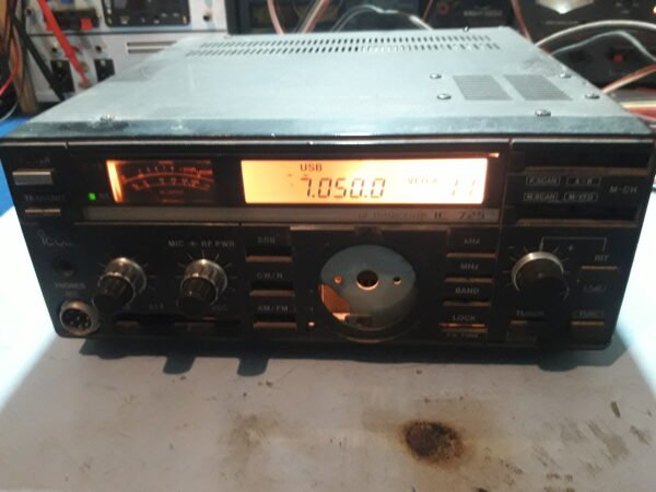 Icom IC-725 comercial, con detalles en descripción