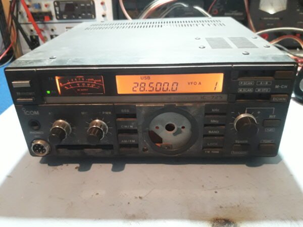 Icom IC-725 sin microfono, botones ni encoder, funcionando correctamente